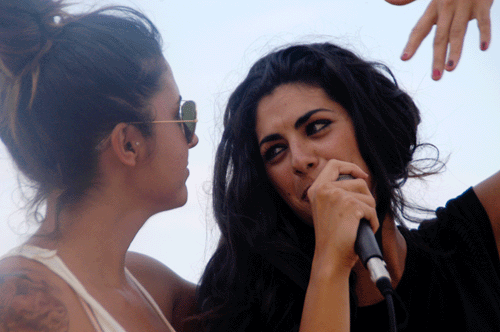 Nya de la Rubia se mostró cómplice con el público y con espectadores de excepción, como la cotizada dj sitgetana Núria Scarp.