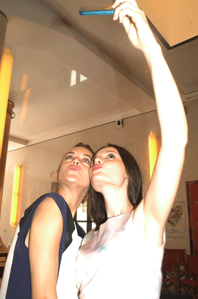 Alba Ribas y Laura Díaz, inmortalizando su reencuentro a través del movil.