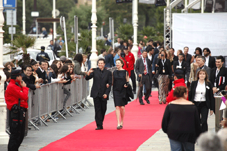 Annete Bening y Arie Posin, en la alfombra roja de la gala inaugural del festival. Foto Gorka Bravo.