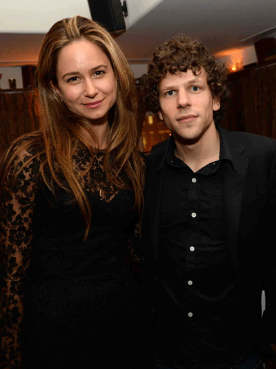 Katherine Waterston y Jesse Eisenberg