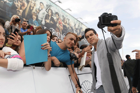 Mario Casas atendiendo a sus fans. Foto Gorka Estrada.