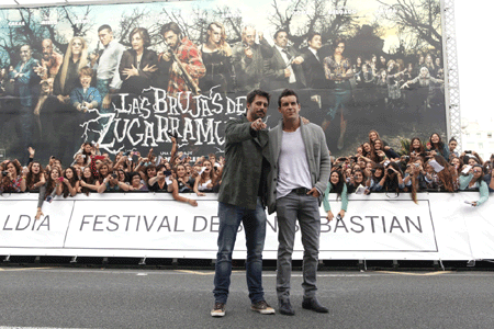 Mario Casas y Hugo Silva, miembros del extenso reparto de "Las brujas de Zugarramurdi". Foto Gorka Estrada.