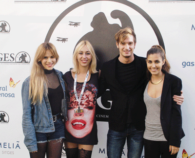 Los actores Anna Mª Perelló, Alex Batllori i Aida Flix, con la directora Denise Castro, en el Festival de Sitges.