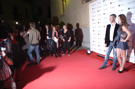 Victor Garcia i Nathalia Ramos en el photocall a Casa bacardí Sitges, en la preentació del filme "Gente en sitios" de Juan Cavestany