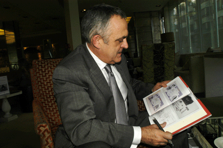 Además de toda la documentación sobre el atentado y el contexto histórico, en el libro se puede ver fotografias del atentado y documentos excepcionales sobre su preparación.