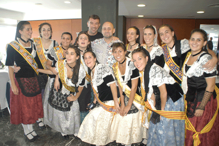 Pep Plaza muy bien acompañado de la Pubilla de Sitges Cláudia Sauret, las pubillas de las diferentes entidades de Sitges y Sónia Ramírez, pubilla de las comarcas barceloninas.