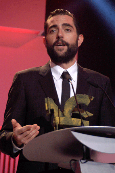 Dani Mateo recogió el Premio Ondas a la Innovación radiofónica del programa "Yu: no te pierdas nada de 40 Principales", patrocinado por Vodafone.