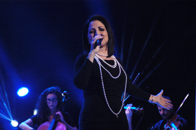 Gloria Estefan interpretó "El dia que me quieras" de su nuevo trabajo discográfico "The Standards" y "Mi tierra" de sus inicios.