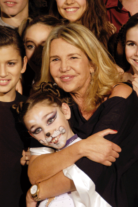 Cristina Muñoz, presidenta de la Fundación SOS, abraza a una de las niñas de la escuela de danza Ritma.