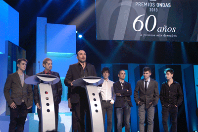 El equipo de "Polseres Vermelles" -TV3- recogió el Ondas a la mejor serie de televisión.