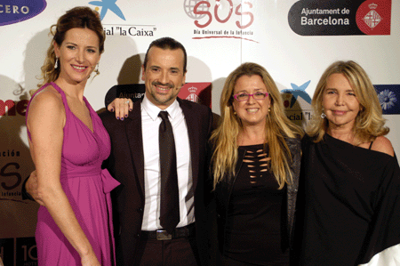 Anna Tarrés, en el centro, acompañada por los presentadores de la gala y la presidenta de la Fundación SOS. Tarrés es la protagonista del calendario en el mes de octubre, que recuerda el Derecho a la Alimentación.