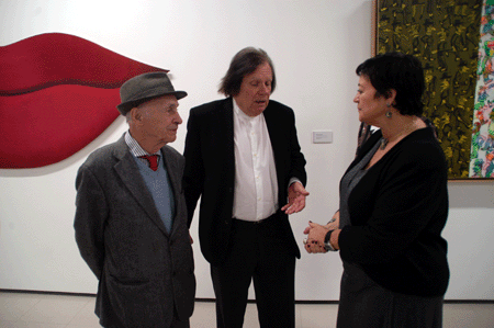 Jacques Villeglé amb l'artista Pere Stämpfli i la directora del Consorci del Patrimoni de Sitges, Vinyet Panyella, en la inauguració de la mostra, el passat dissabte.