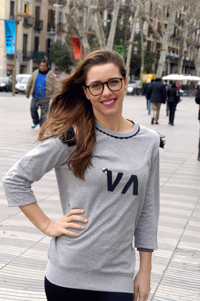 Erika con la sudadera diseñada en exclusiva para Erika, por Vanessa Sanisidro del Blog Vanessa.