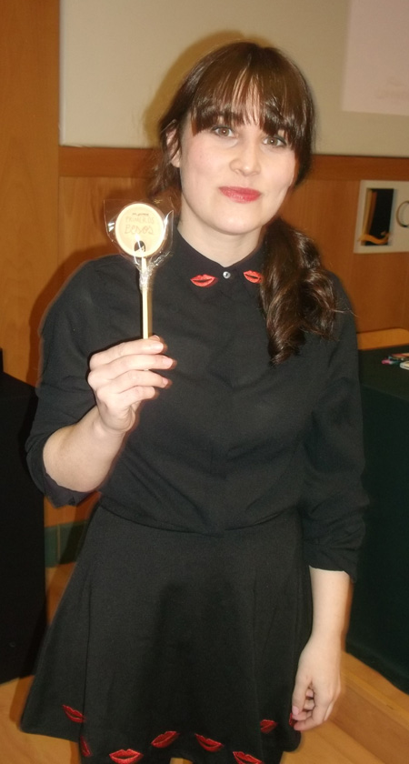 Lyona con la piruleta de chocolate que pudo degustar el público que llenó la Casa del Llibre en la presentación del libro.