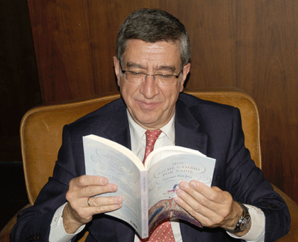 Uno de los aspectos que comenta para ser felices es "reir... es fundamental, ya que como se ha dicho varias veces, un dia reído es un dia perdido".