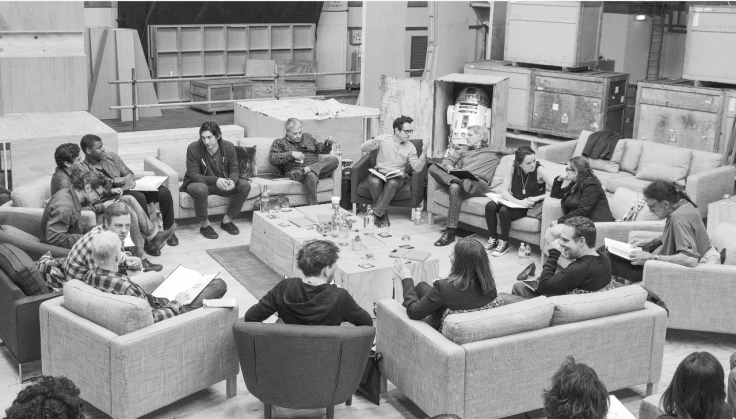 En la foto: 29 de abril, Pinewood Studios, Reino Unido. Guionista/Director/Productor J.J. Abrams en una lectura con el reparto de Star Wars: Episodio VII en Pinewood Studios con Harrison Ford, Daisy Ridley, Carrie Fisheer, Peter Mayhew, el productor Bryan Burk, la presidenta y productora Kathleen Kennedy, Domhnall Gleeson, Anthony Daniels, Mark Hamill, Andy Serkis, Oscar Isaac, John Boyega, Adam Driver y el guionista Lawrence Kasdan. Copyright and Photo Credit: David James.
