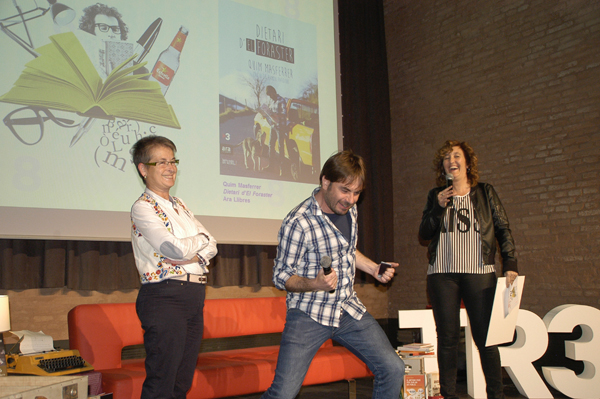 Moment d'eufòria de Quim Masferrer, celebrant que l'afortunada d'un dels premis del sorteig, hagués llegit el seu llibre "El diari d'El Foraster".