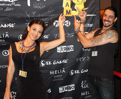 El cantante Rash, que se puso en el bolsillo el público, y la invitada VIP estrella de la noche, la guapísima y estrella televisiva Elisa Mouliaà.