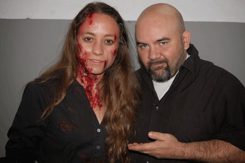 Hoy, después de varios ensayos con cámara y una preproducción cuidada al más mínimo detalle hemos dado el pistoletazo de salida a "Pasión Criminal", largometraje producido por Accidental Frame en colaboración con CCS Films, escrito y dirigido por un servidor y protagonizado por Miquel García Borda, Mariona Ginès, mi actor fetiche Txema Lorente y mi musa Carmen Serret. La película es una fusión de tres géneros a partes iguales, como son el thriller, el terror y la comedia, incluyendo escenas realmente sanguinolentas y brutales que se compensan con otras desenfadadas que servirán al espectador más susceptible como válvula de escape. Su premisa argumental gira alrededor de unos violentos crímenes que están azotando la ciudad de Barcelona. El ex-inspector de policía Roberto Parra (Txema Lorente), ahora detective privado, cree que los asesinatos están relacionados con la muerte de su hermana. Todas sus hipótesis apuntan a Mónica Sánchez (Mariona Ginès), una reputada psicóloga. Roberto Parra intentará convencer a Javier (Miquel García Borda), el novio de ésta, para que le ayude a descubrir la verdad. Sin embargo, las cosas no serán fáciles para el detective, ya que tras la muerte de su hermana arrastra una patología conocida como "infantilismo psíquico", que lo obliga a comportarse como un niño atrapado en el cuerpo de un adulto. Blanca Parés y un servidor.