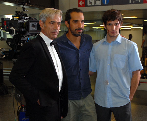 El director Javier Ruiz Caldera arropa a los protagonistas Imanol Arias y Quim Gutiérrez, a quien dirigió en "3 bodas de más".