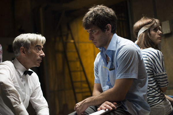 Trio de ases: Imanol Arias, que habla con Quim Gutiérrez, y en un lado la actriz Alexandra Jiménez, que interpreta al personaje de la novia del hijo de Anacleto.Foto Prensa Anacleto, Agente Secreto. 