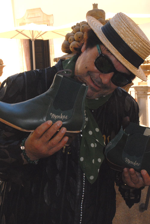 Antonio Canales muestra los zapatos que lucirá en el espectáculo y que són marca "Antonio Canales",