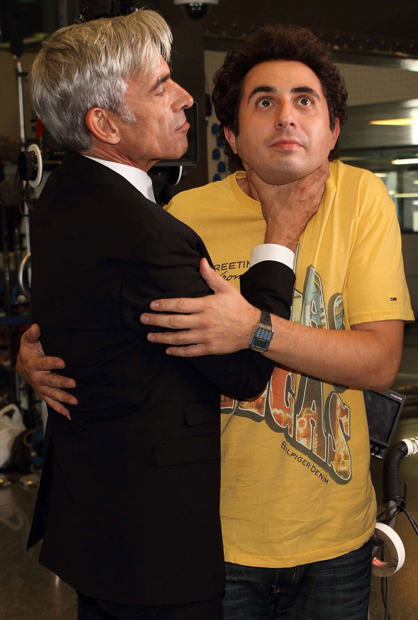 Divertida imagen de Berto Romero con el actor Imanol Arias, Anacleto,  padre de su cuñado Adolfo,, interpretado por Quim Gutiérrez.