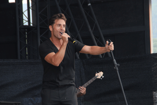 David Bustamante, no sé bañó, pero tuvo baño de multitudes. Rescató uno de sus primeros temas de su trayectoria "Por el amor de una mujer".