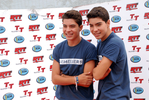 El duo andaluz "Gemeliers" causó verdadero furor entre las adolescentes, que ya los aclamaban desde primeras horas de la mañana.