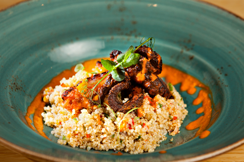 Tabule de quinoa con pulpo a la brasa : Cereal and ino con verduritas aliñado con limón.  © MARTI FRADERATEL