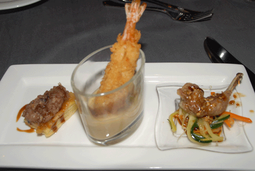 Aperitiu: Coca de botifarra de Perol amb poma caramelitzada i xarop de moscatell - Crema de ceps amb llagostí cruixent - Pernilets de guatlla fregats amb salsa de soja i mel