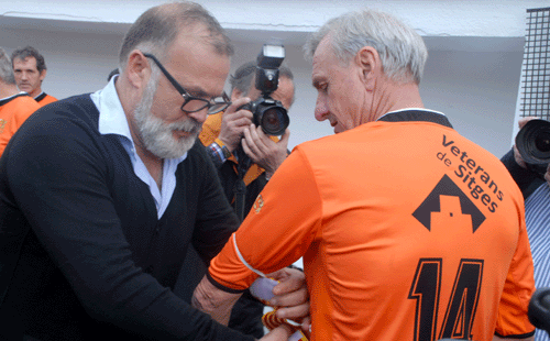 Dani Gràcia, de la Fundació de Veterans de Sitges, poniéndole la banda de capitán.