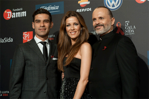 El futbolista Rafa Márquez con su esposa Jaydy Mitchell, con el anfitrión Miguel Bosé