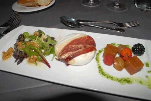 Primer plat: Amainda de formatge boscaiolo embolcallat en pernil ibèric amb castanyes setinades, codony i fruits del bosc