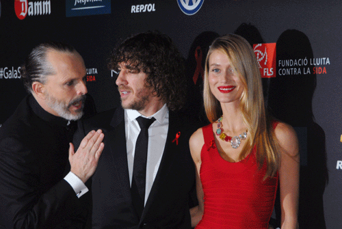 Miguel Bosé conversa de manera distendida con el exfutbolista Puyol y su esposa Vanessa Lorenzo