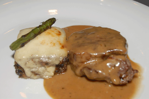 Segon Plat: Filet de vedella amb lasanya de bolets i salsa Café París