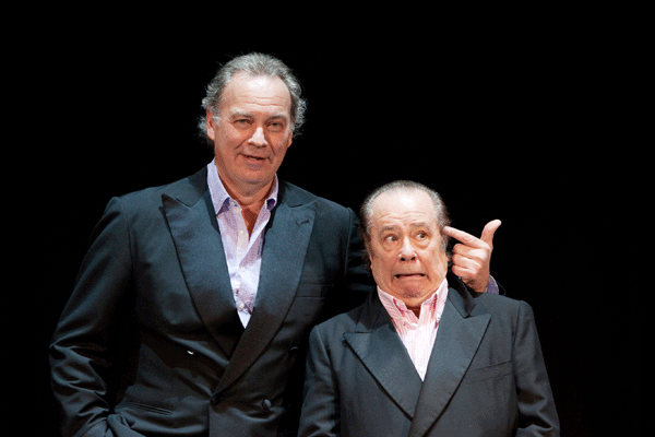 dos cara duras en crisis traje