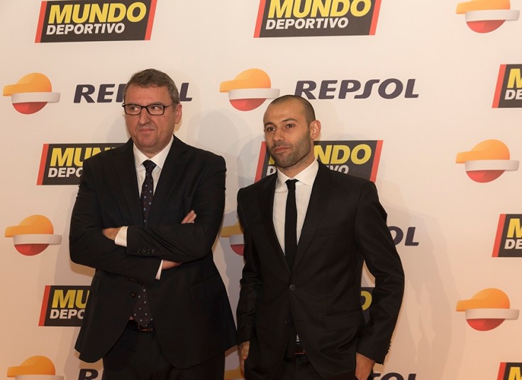 El jugador del F. C. Barcelona, acompañado del director del Mundo Deportivo Santi Nolla. Javier recibió el trofeo a la capacidad de liderazgo Coca-Cola.