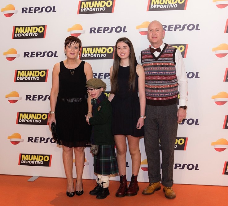 Jay Beatty, el niño de 10 años, aficionado al Celtic de Glasgow, que se sumó a los festejos de su equipo, en el centro del campo con el jugador Samaras. Un hecho emotivo reconocido como la gesta humano-deportiva Banc Sabadell.