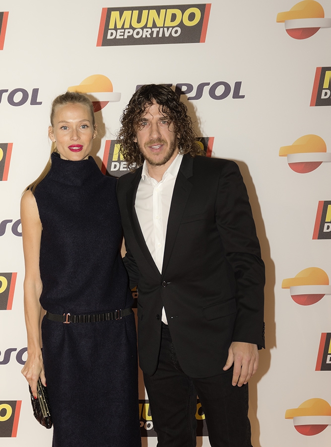 Carles Puyol y su mujer Vanessa Lorenzo. Puyol recibió el galardón a la excelencia deportiva Repsol