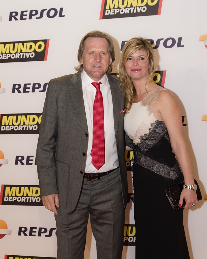 El mítico Bernd Scbuster recogió el trofeo de su compatriota Joaquin Low, al mejor entrenador Dir.