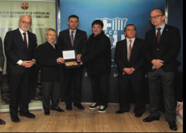 El president Bartomeu i els vicepresidents Vilarrubí i Cardoner, amb els protagonistes de la troballa del primer himne.