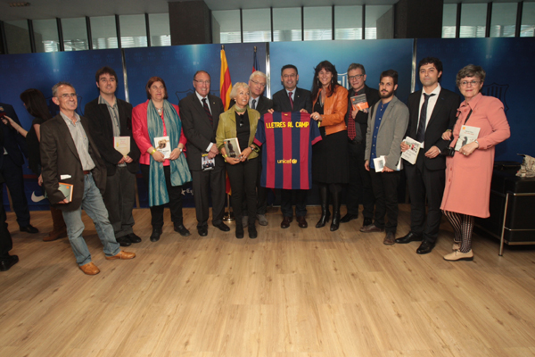 osep Maria Bartomeu, amb els onze escriptors guardonats de ‘Lletres, al camp!’