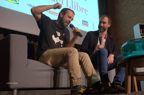 Peyu, va parlar del seu divertit llibre,  Ole Tú!!, amb imatges que es poden veure en el programa APM de TV3