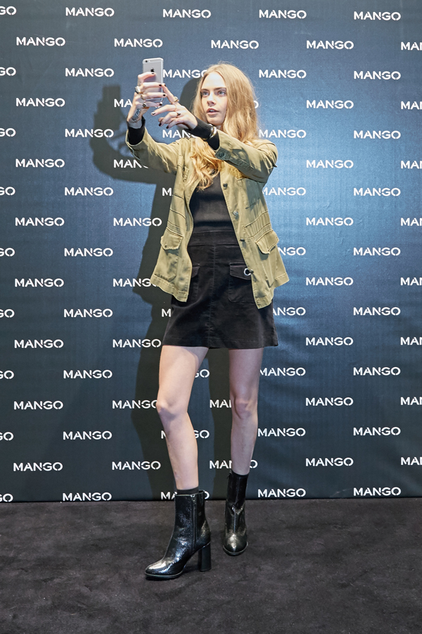 Cara Delevingne en la Flagship Store Mango Milán copia