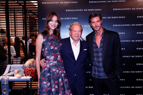 La modelo Neus Bermejo, con Ermanno Scervino y el modelo Matias Beck 