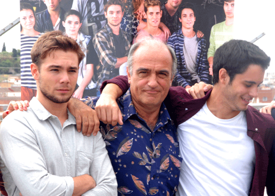 En la imatge Francesc Oreilla amb l'actor Carlos Cuevas -que interpreta el personatge de Pol Rubio- i David Solans que interpreta el paper del seu fill i alumne Bruno Bergeron