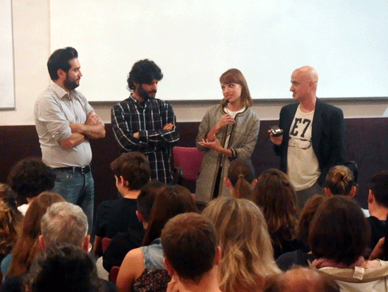 Carla Lladó, en el acto de presentación del filme, ayer en Barcelona, junto a diferentes miembros del equipo.