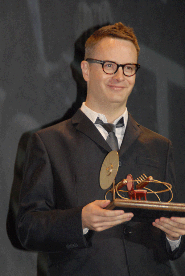 El director Nicolas Wedding, con el premio La Màquina del Temps