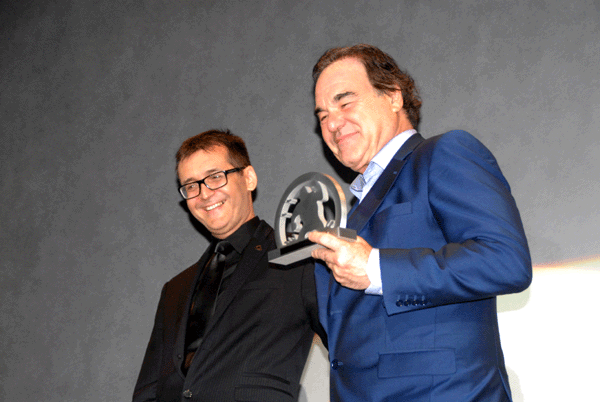 Oliver Stone rep de mans d'Angel Sala, el Premi Honorífic del Festival de Cinema